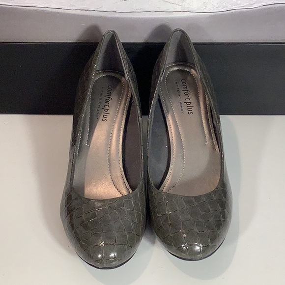 Comfort Plus By Predictions Gray Patent Reptile Embossed Comfort Pump Heel Sz 10 - Picture 2 of 11